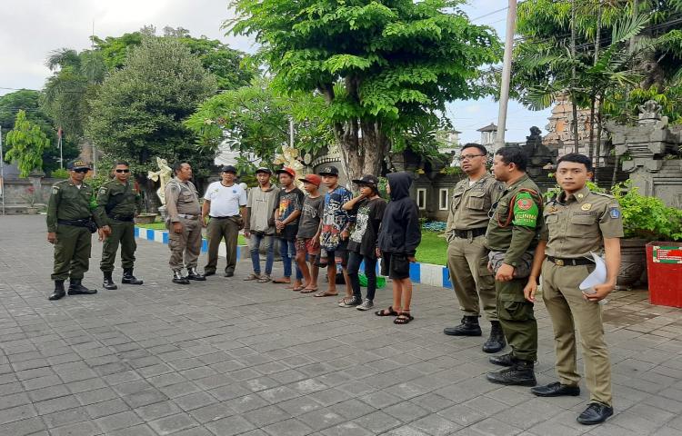 Anak Terlantar Di Serahkan Ke BKO SatpolPP Kuta