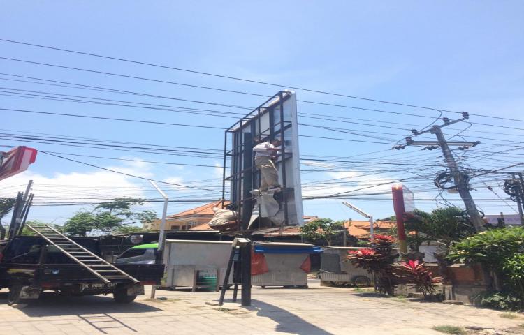 Kini Giliran Wilayah Kuta Selatan, Billboard Tak Ber Ijin Di Bongkar