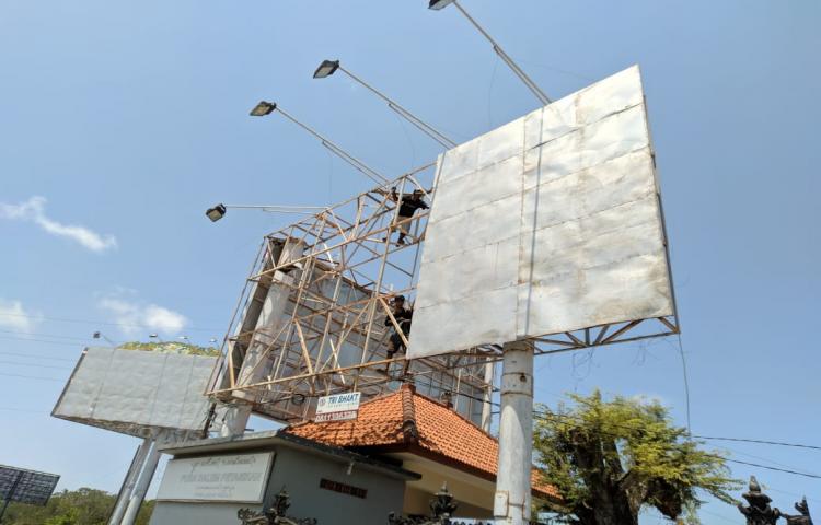 Langgar Ijin Masterplan, Billboard Di Gerbang Tol Nusa Dua Dibongkar