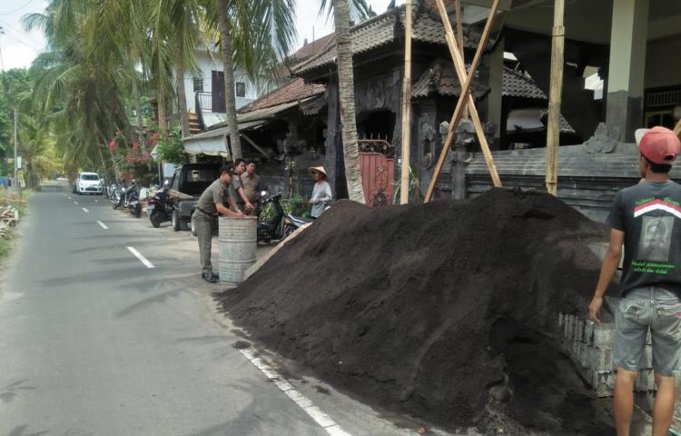 Material Bangunan Mengganggu Jalan Di Gulingan, Satpol PP Badung Tindak Tegas