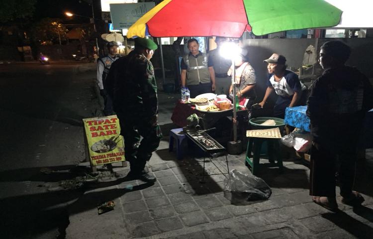 PEMBINAAN PEDAGANG KAKI LIMA YANG BERJUALAN DI ATAS TROTOAR DI KEROBOKAN, KECAMATAN KUTA UTARA