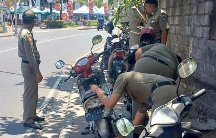 Parkir Sembarangan, Ban Sepeda Motor Di Kempes Baju Hijau