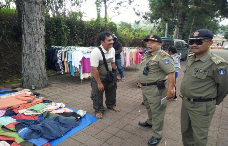 Pedagang Baju Bekas Jembatan Bangkung Melanggar, Ini Dilakukan SatpolPP