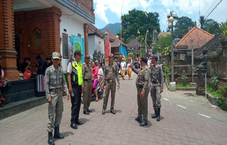 SatpolPP Badung BKO Petang, Melaksanakan Tugas Ngepam di Pura Pucak Mangu