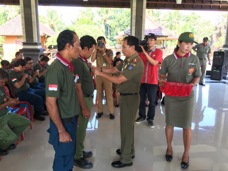 Satuan Polisi Pamong Praja Kabupaten Badung memberikan pelatihan peningkatan dan keterampilan dasar kepada SATLINMAS di Wantilan Pura Dalem Sibanggede