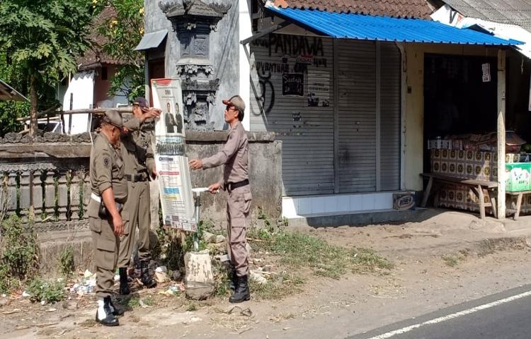 Spanduk Di Pasang Sembarangan, Di Bersihkan Satpol PP